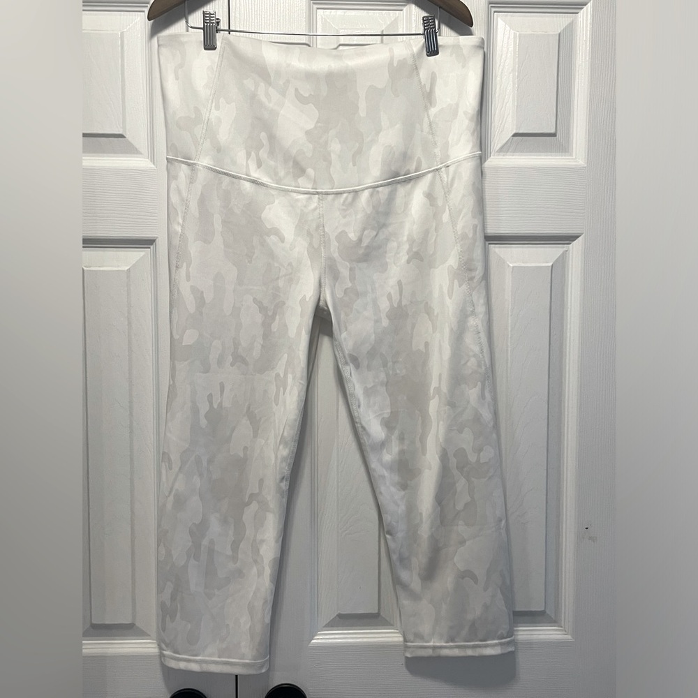 GAPFIT Gap Maternity White Camo leggings size Large